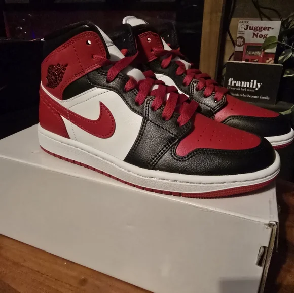Women's Air Jordan 1 Mid 'Alternate Bred Toe - Picture 2 of 9